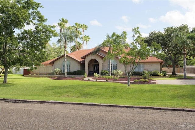 view of front facade featuring a front lawn