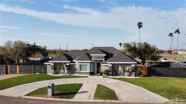 view of front of home featuring a front lawn, fence, and driveway