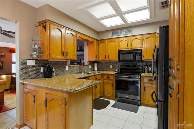 kitchen with refrigerator, electric stove, sink, decorative backsplash, and kitchen peninsula