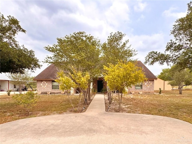 view of front of property featuring a front yard