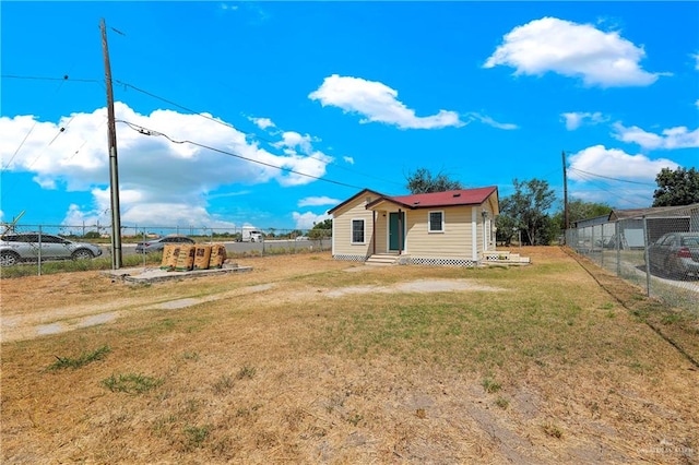 view of front of property featuring a front yard