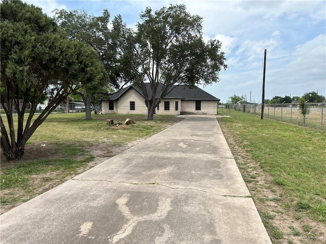 view of front of property featuring a front lawn