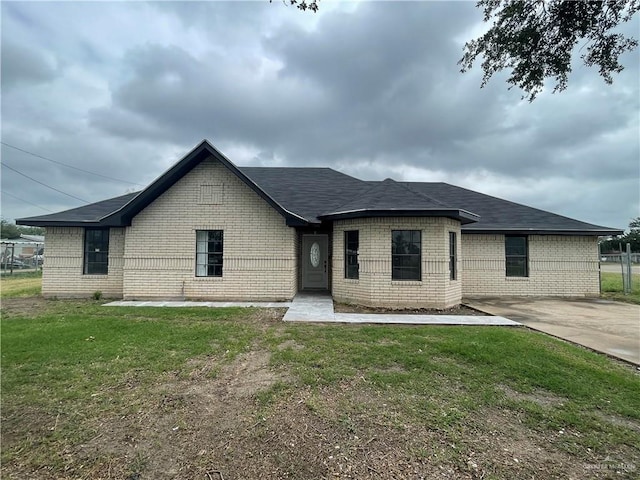 view of front of property with a front lawn