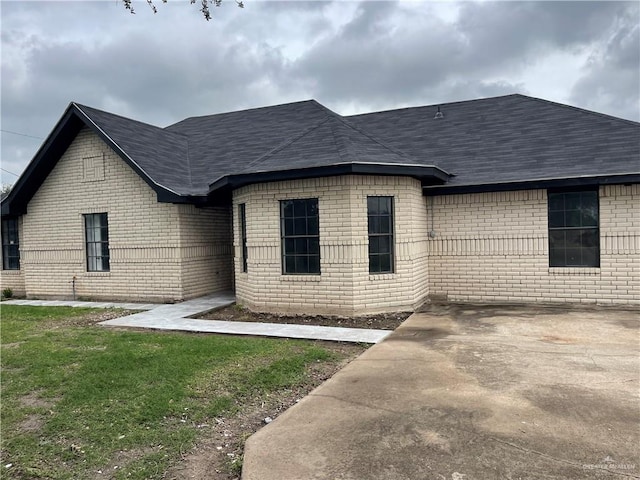 view of front of home featuring a front lawn