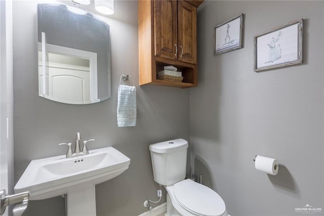 bathroom featuring toilet and sink