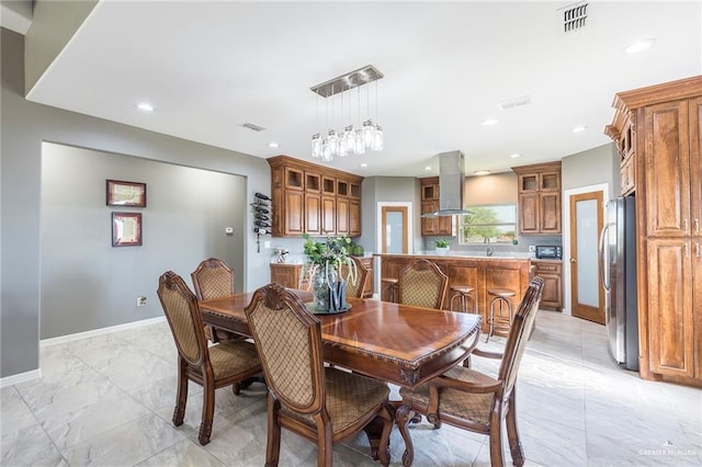 dining area with a notable chandelier