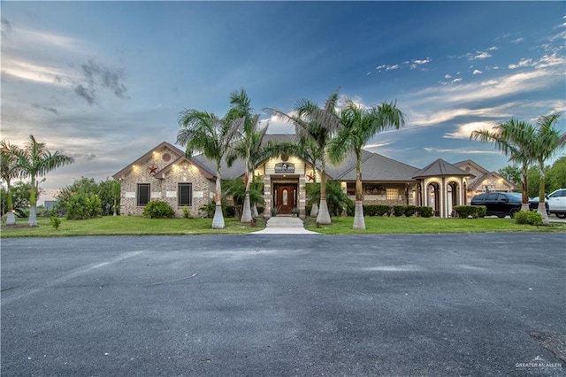 view of front of property featuring a yard