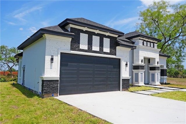 view of front of property featuring a front lawn and a garage