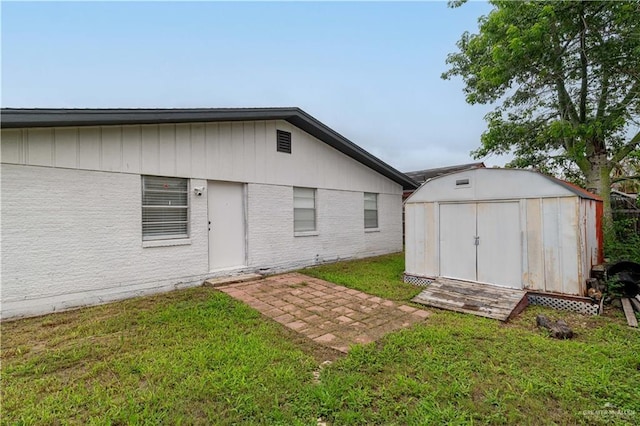 1008 Monterrey St, Edinburg, TX 78539 - back of house with a storage unit and a yard
