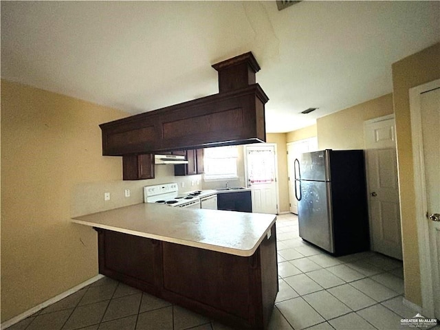 kitchen with kitchen peninsula, dark brown cabinets, electric stove, fridge, and light tile patterned flooring