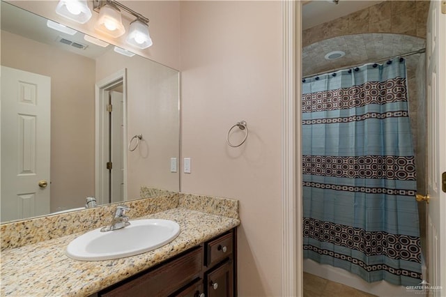 1014 Emerald Dr, Weslaco, TX 78599 - bathroom with a shower with shower curtain and vanity