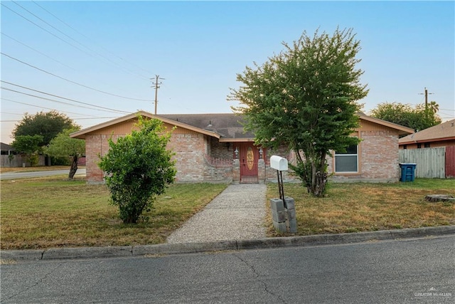 view of front of property featuring a front yard