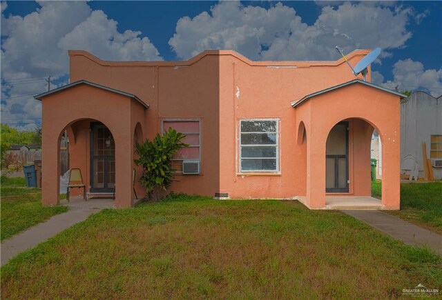 view of front of house with a front yard