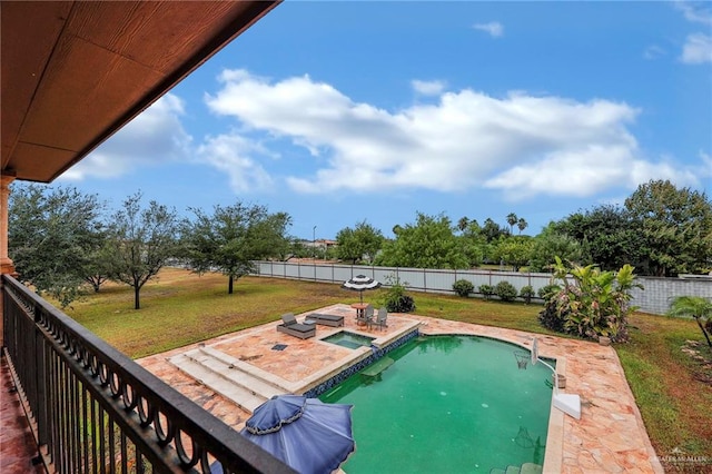 view of pool with a lawn and an in ground hot tub