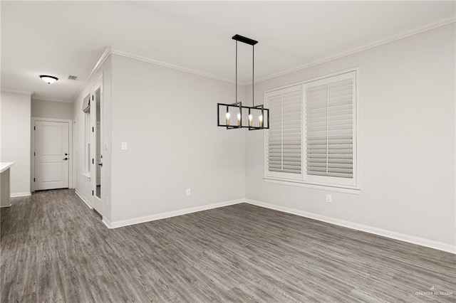 unfurnished dining area with dark wood-style floors, visible vents, ornamental molding, a chandelier, and baseboards