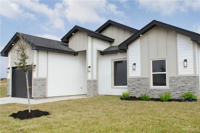 view of front of property with a front lawn