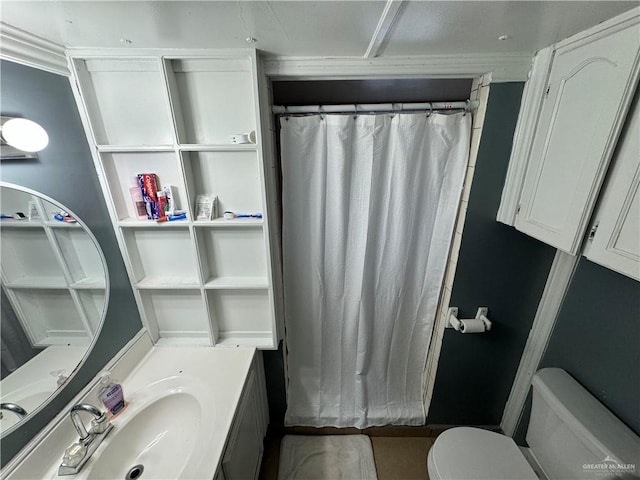 bathroom with vanity, curtained shower, and toilet