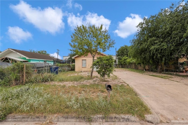 804 E Pineridge Ave, Mcallen, TX 78503 - view of front facade with fence, stucco siding, and driveway