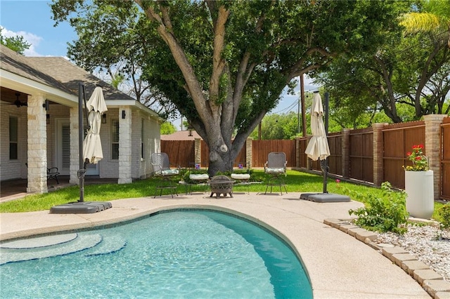 1313 Oriole Ave, Mcallen, TX 78504 - view of swimming pool with a fenced in pool, a fenced backyard, and a patio