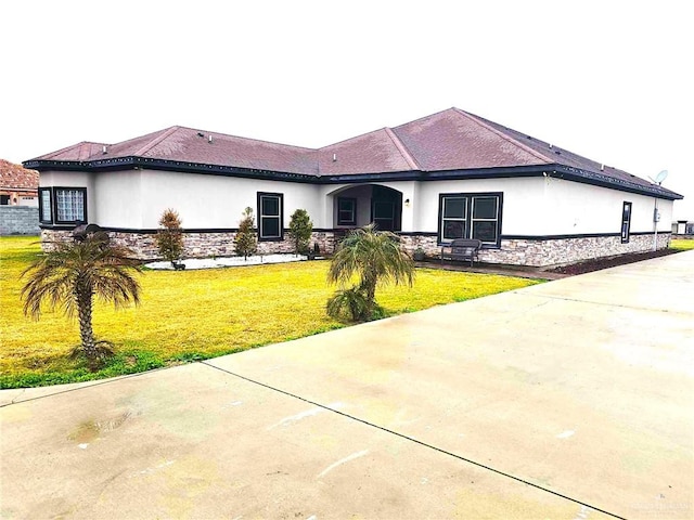 view of front of property with a front yard