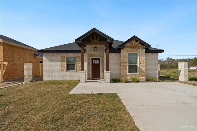 view of front facade with a front lawn