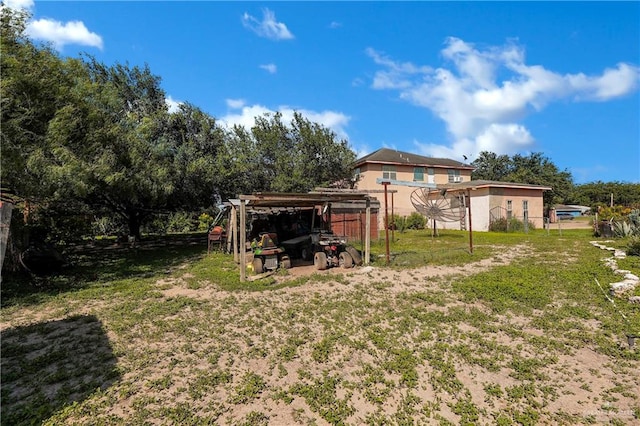 view of yard featuring an outbuilding