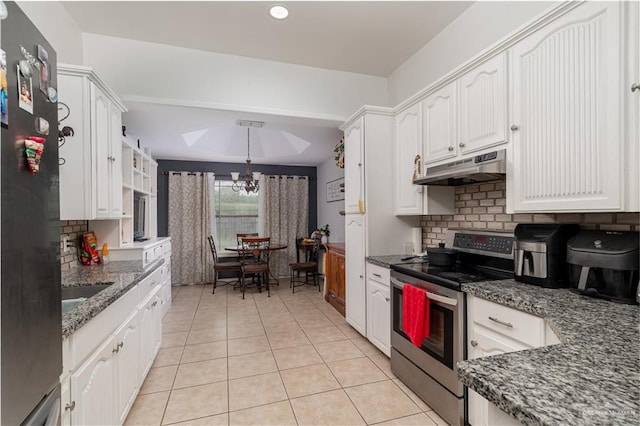 kitchen featuring electric range, under cabinet range hood, freestanding refrigerator, a chandelier, and backsplash