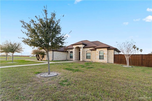 view of front of property featuring a front yard