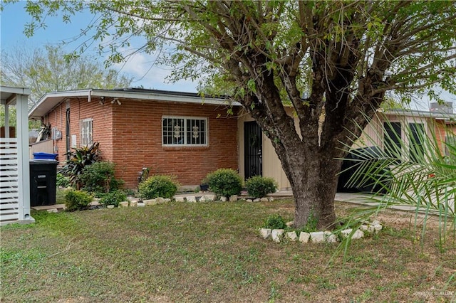 view of front of property featuring a front lawn