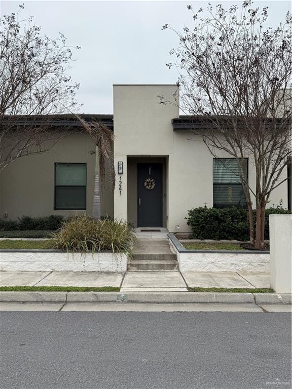 view of front facade featuring stucco siding