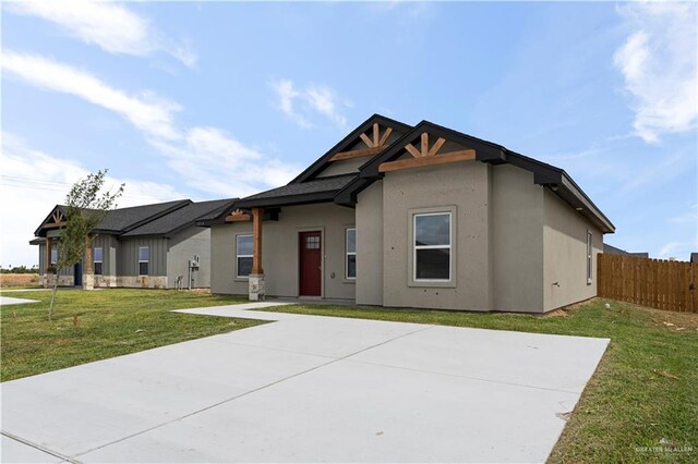 view of front of property with a front lawn