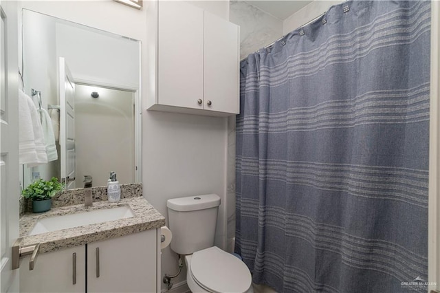 901 E Yuma Ave Unit 504, Mcallen, TX 78503 - bathroom featuring toilet, vanity, and curtained shower