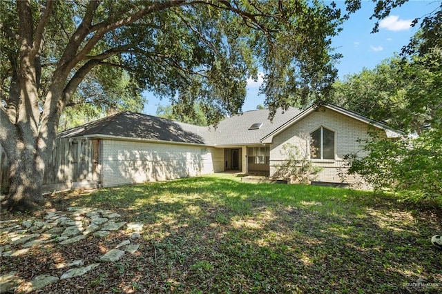 view of front of property featuring a front lawn