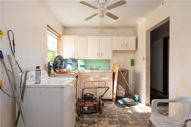 clothes washing area with cabinets, sink, washer and clothes dryer, and ceiling fan