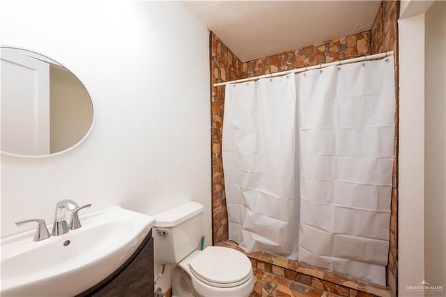 bathroom with a shower with curtain, toilet, and sink