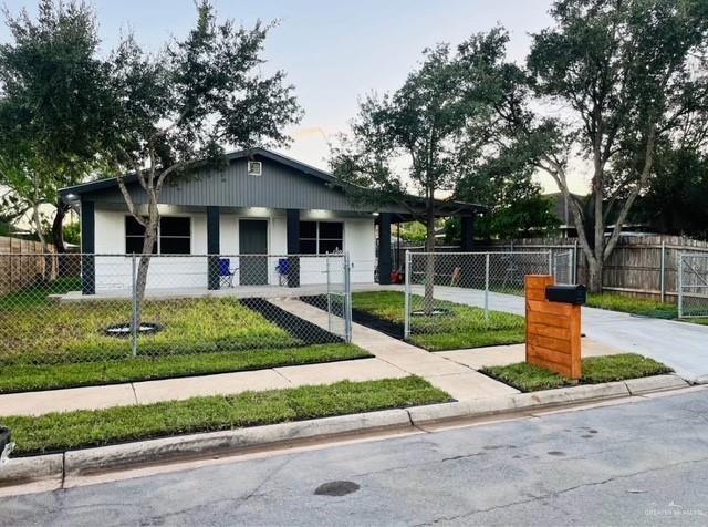 bungalow-style house featuring a front lawn