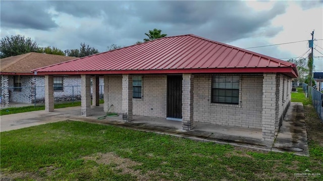 view of front of property with a front yard