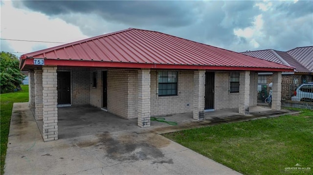 view of front facade featuring a front lawn and a carport