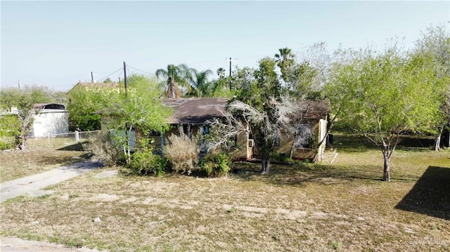 view of front of property featuring fence