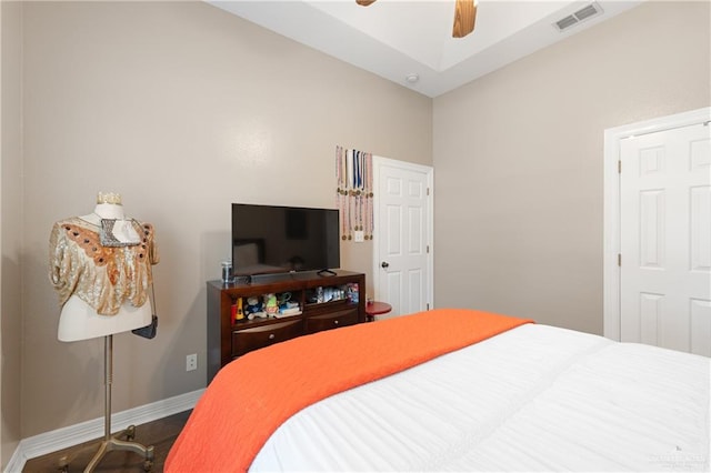 bedroom featuring ceiling fan