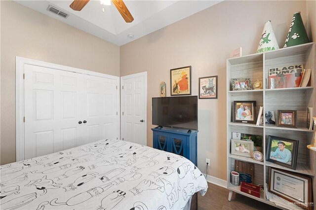 506 Orchard Ct, Weslaco, TX 78596 - bedroom featuring dark wood finished floors, a closet, baseboards, and ceiling fan