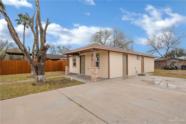 view of front of house featuring fence and a front yard