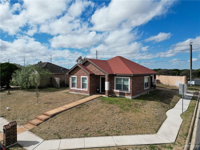 view of front of house featuring a front yard