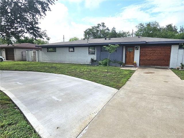 ranch-style home featuring a front yard