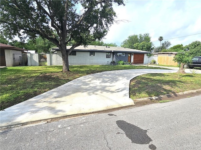 ranch-style house featuring a front yard