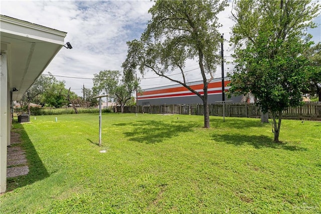 206 E Ricky Crossland Ave, Elsa, TX 78543 - view of yard
