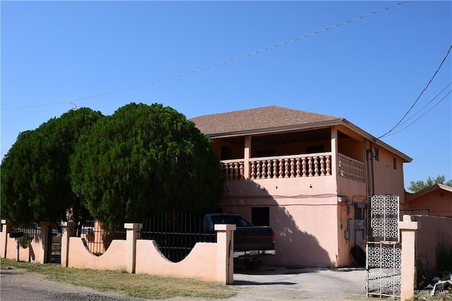 view of front facade featuring a balcony