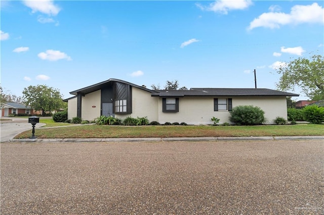 ranch-style house featuring a front yard