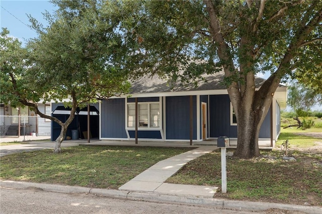 view of front of property featuring a front lawn and covered porch