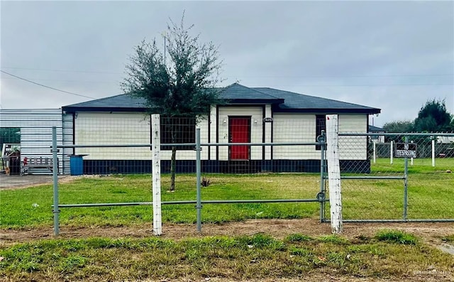 view of front of home featuring a front yard